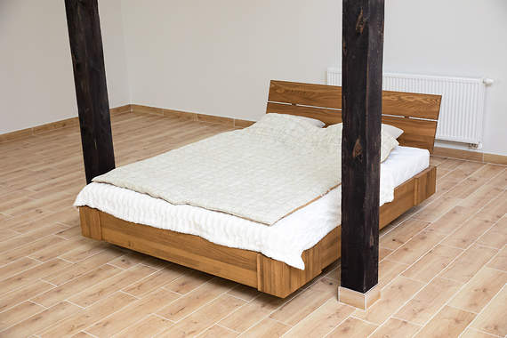 Beriet łóżko z drewna bukowego lewitujące 140x200 cm, wybarwienie orzech (OR)